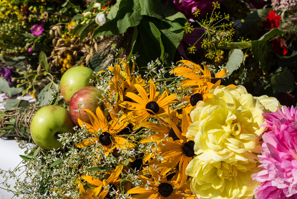 ručně vyráběné krásná kytice z květů a bylin - Fotografie, Obrázek