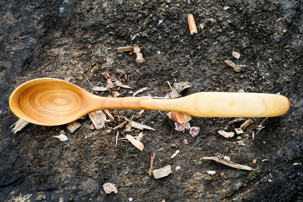 puinen lusikka veistetty leppä puusta
 - Valokuva, kuva