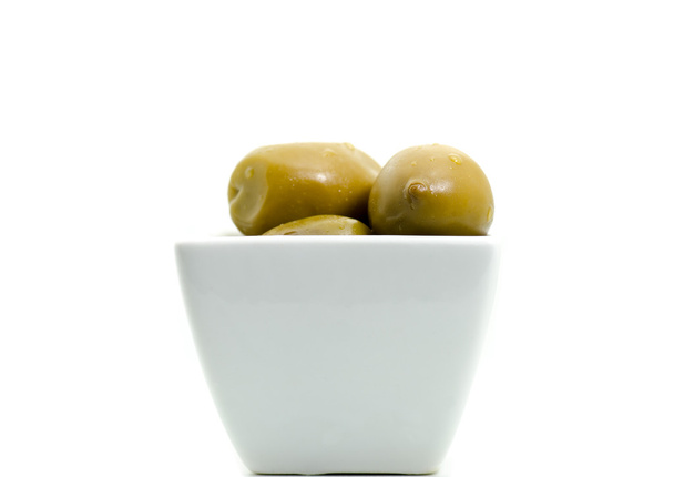 Каламата грецькі оливки з водою крапель у білий невеликій мисці - Фото, зображення
