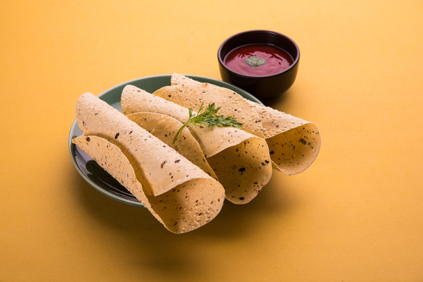 főzési papad vagy roll papad, indiai hagyományos elindított élelmiszer vagy körettel tálalva paradicsom ketchup vagy sause - Fotó, kép
