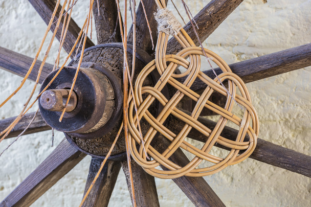 деревянное колесо и колотушка
 - Фото, изображение