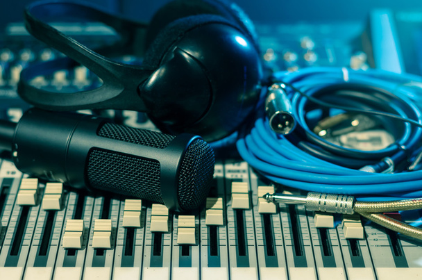 Close-up de microfone com fone de ouvido no mixer
  - Foto, Imagem