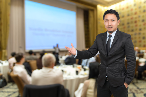 Asiático hombre de negocios con gesto de bienvenida
  - Foto, imagen