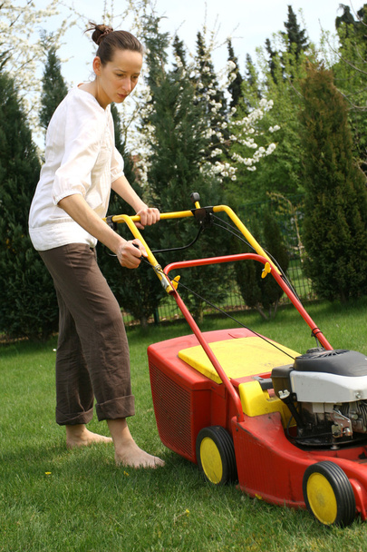 Woman mowing grass - Fotoğraf, Görsel