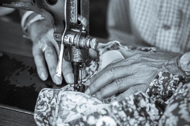 Proceso de costura con las manos de hombre viejo
  - Foto, imagen