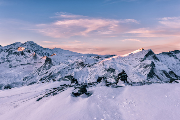 Luz suave do pôr-do-sol rosa no inverno Alpes Montanhas
 - Foto, Imagem