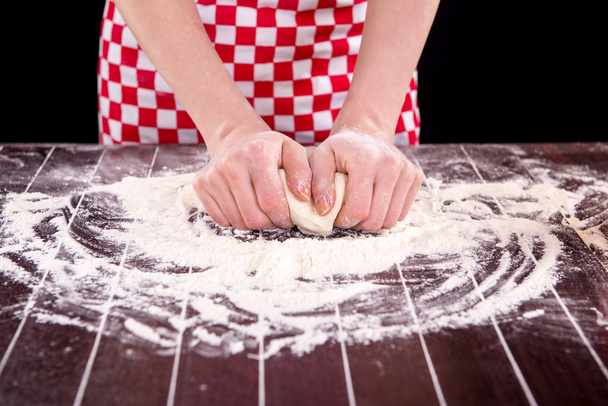 Cook valmistelee taikina leivontaan keittiössä
 - Valokuva, kuva