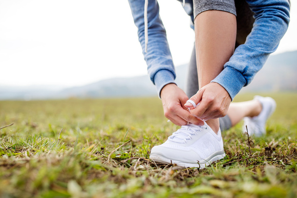 young runner tying shoelaces - 写真・画像