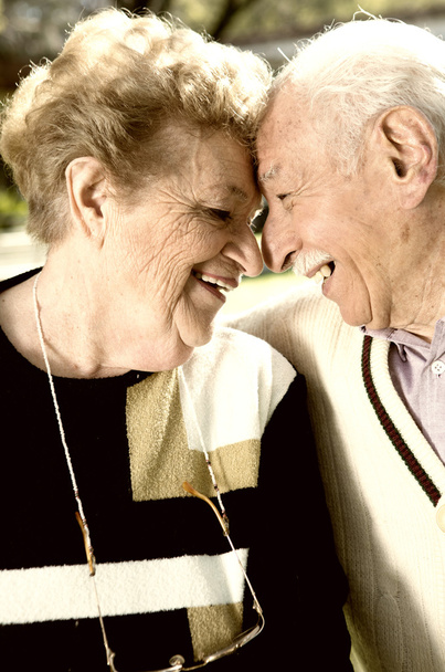 Gelukkige ouderling paar aangezicht tot aangezicht glimlachen. Pensioen en liefde con - Foto, afbeelding