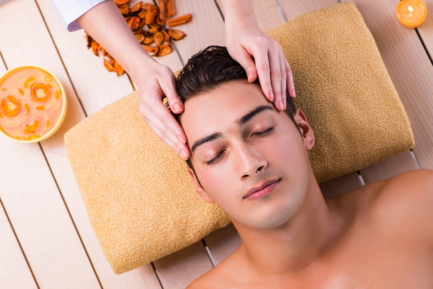 Homme pendant la séance de massage dans le salon de spa
 - Photo, image
