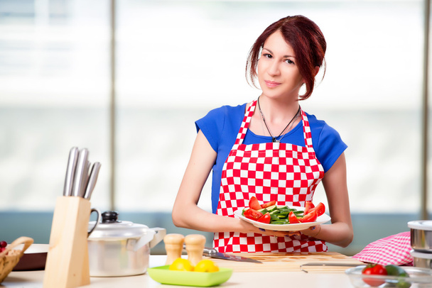 Mujer preparando ensalada en la cocina - Foto, Imagen
