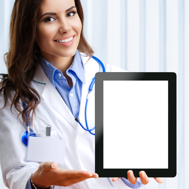 Doctor showing blank tablet pc for copyspace - Fotoğraf, Görsel