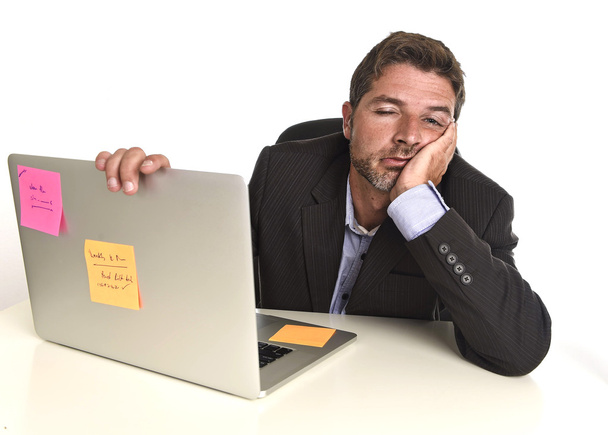 втомлений марнотратний бізнесмен, що працює в стресі на офісному ноутбуці, виснажений
 - Фото, зображення