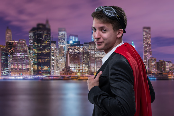 Uomo con copertina rossa nel concetto di super eroe
 - Foto, immagini