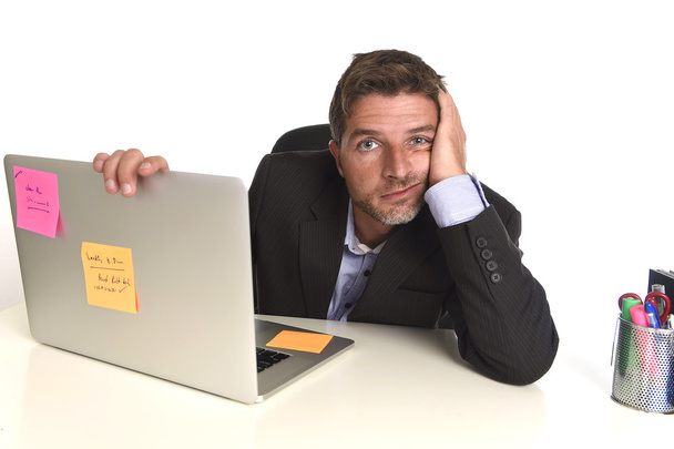 cansado desperdiçado empresário trabalhando em estresse no computador portátil escritório exausto oprimido
 - Foto, Imagem