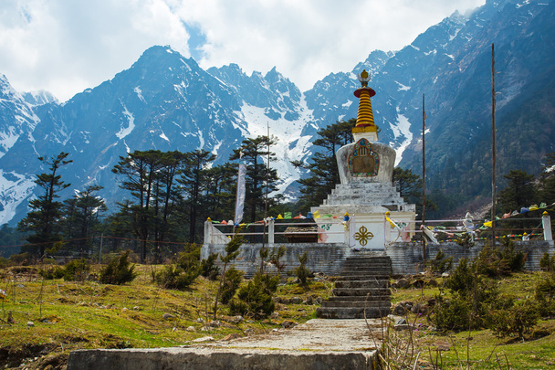 A stupa em Yumthang Valley em Lachung, North Sikkim, Índia
 - Foto, Imagem