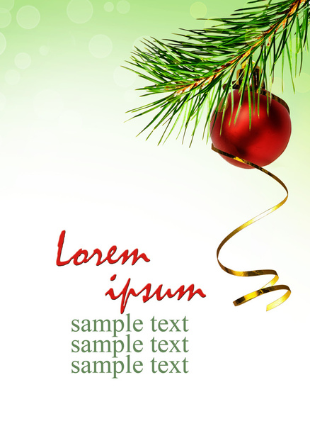 Décoration d'angle de Noël avec brindille de pin et boule rouge
  - Photo, image