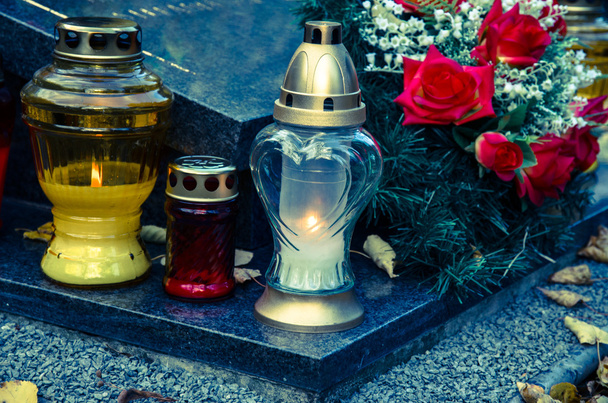 палаючі свічки на цвинтарі
 - Фото, зображення