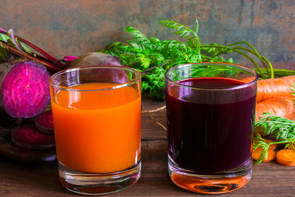 két pohár friss sárgarépa és a cékla lé. egészséges ital - Fotó, kép