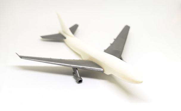 dessus en plastique blanc de jouet d'avion d'air sur fond blanc
 - Photo, image