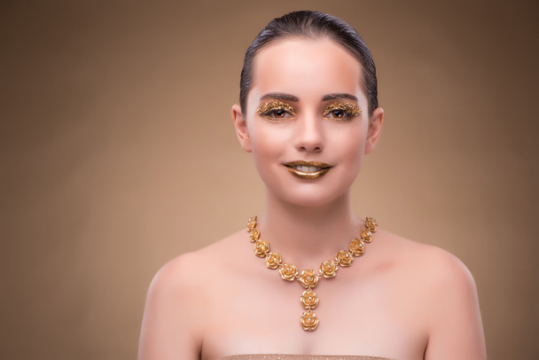 Elegantní žena s šperky v módní koncept - Fotografie, Obrázek
