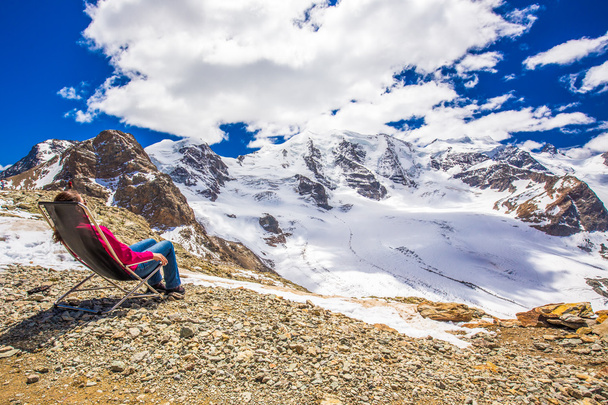 Mujer disfrutando de la vista del glaciar Morteratsch
  - Foto, imagen