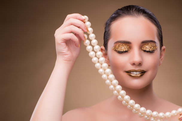 Mujer con collar de perlas aislado en blanco
 - Foto, imagen