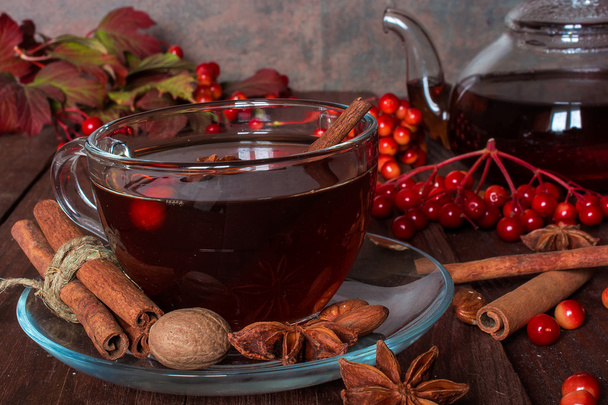 ガラスのコップで果実とスパイスが香る秋の熱いお茶 - 写真・画像