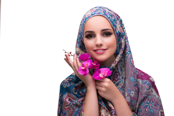 蘭の花が白で隔離とイスラム教徒の女性 - 写真・画像