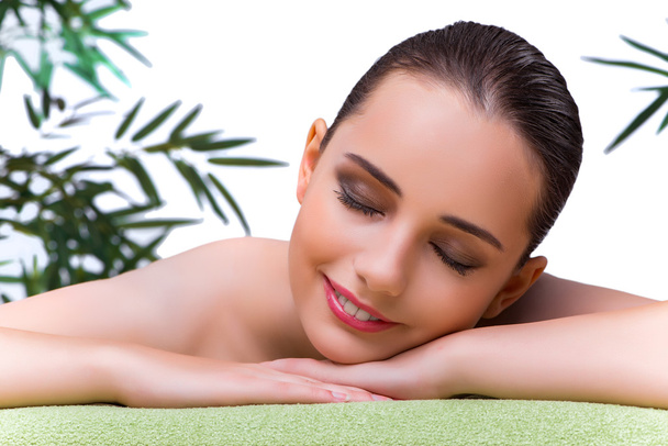 Jovem mulher desfrutando de tratamento de spa
 - Foto, Imagem