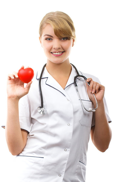 Kadın doktor stetoskop kırmızı kalp, sağlık kavramı holding ile - Fotoğraf, Görsel