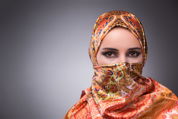 Nuori nainen perinteisissä muslimien vaatteissa
 - Valokuva, kuva