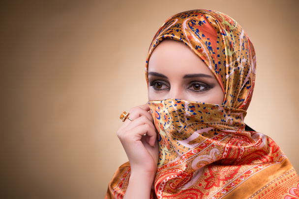 Νεαρή γυναίκα στην παραδοσιακά μουσουλμανική ρούχα - Φωτογραφία, εικόνα
