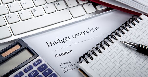 document met titel begroting overzicht op het bureaublad - Foto, afbeelding