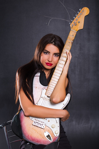 hermosa chica abrazos en sus manos vintage guitarra eléctrica
 - Foto, Imagen