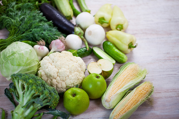 Vue rapprochée de la collection de légumes verts frais sur r blanc
 - Photo, image