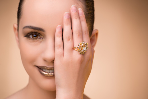 junge Frau trägt goldenen Ring - Foto, Bild
