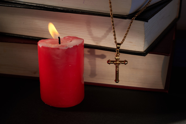 kříže, zapálené svíčky a knihy - Fotografie, Obrázek