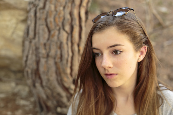 Portrait d'adolescente avec lumière naturelle
 - Photo, image