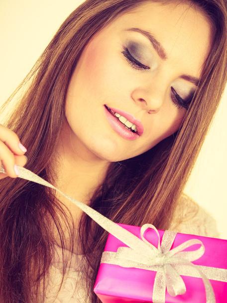 Lovely woman with pink rose box gift - Foto, Imagem