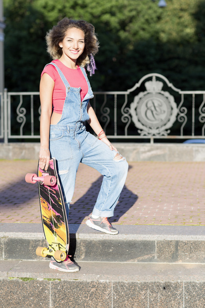 Πορτρέτο μιας γυναίκας με ένα skateboard σε πλήρη ανάπτυξη. - Φωτογραφία, εικόνα