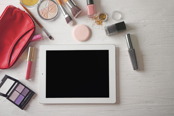 Tablet and cosmetics background - Foto, immagini