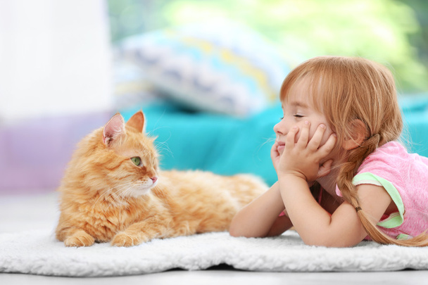 Schattige kleine meisje en rode kat - Foto, afbeelding