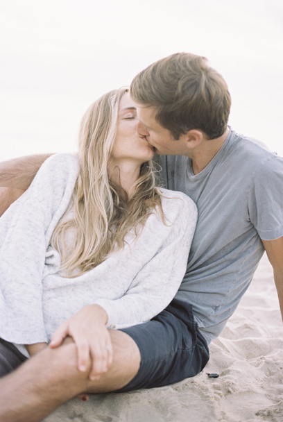 Пара поцелуев на пляже - Фото, изображение