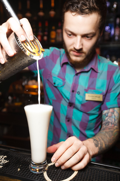 Facet barman nalewa napój do szklanki - Zdjęcie, obraz