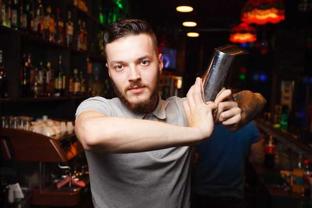 Barman mixen een cocktail in een nachtclub - Foto, afbeelding