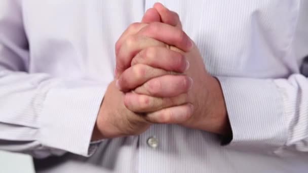 male hands flexing fingers - Filmati, video