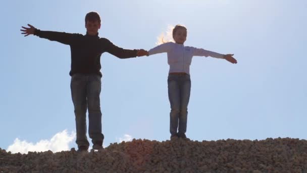 Mädchen und Junge halten Händchen - Filmmaterial, Video