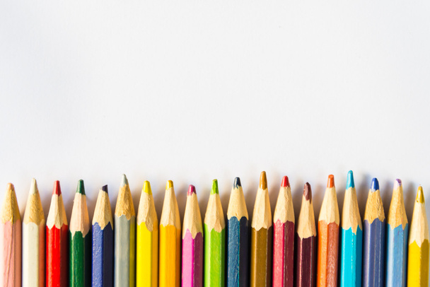 Crayons de couleur sur fond blanc, isolés
 - Photo, image