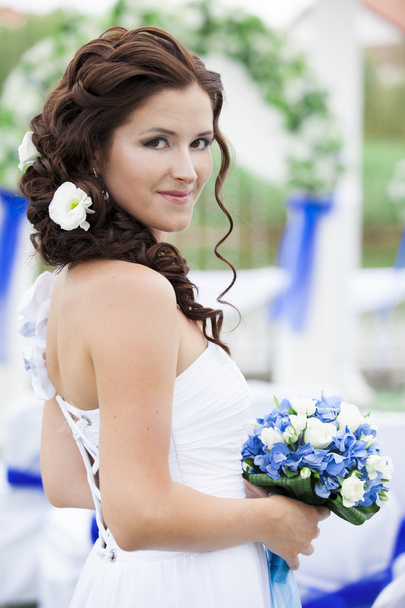 Portrait of young bride with flower bouquet. - Foto, afbeelding